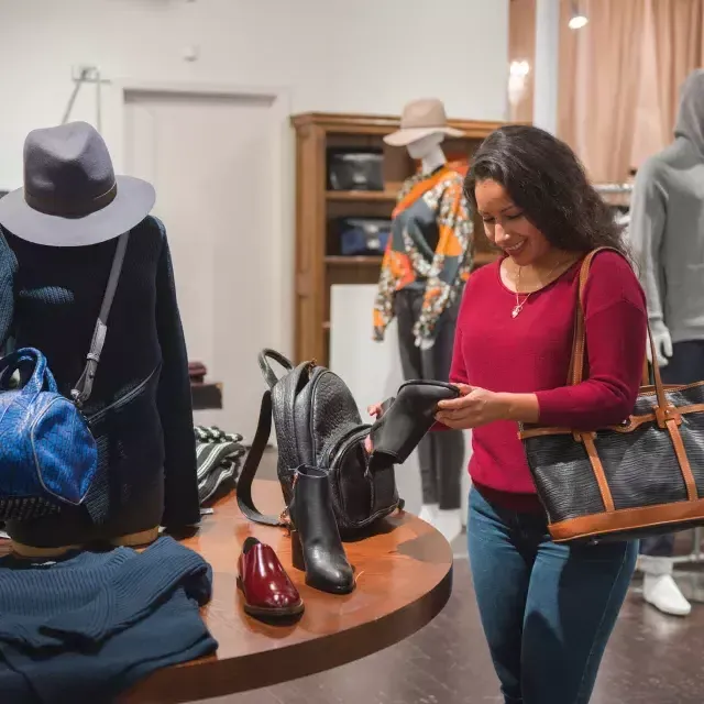 Une femme fait du shopping dans une boutique de San Francisco.