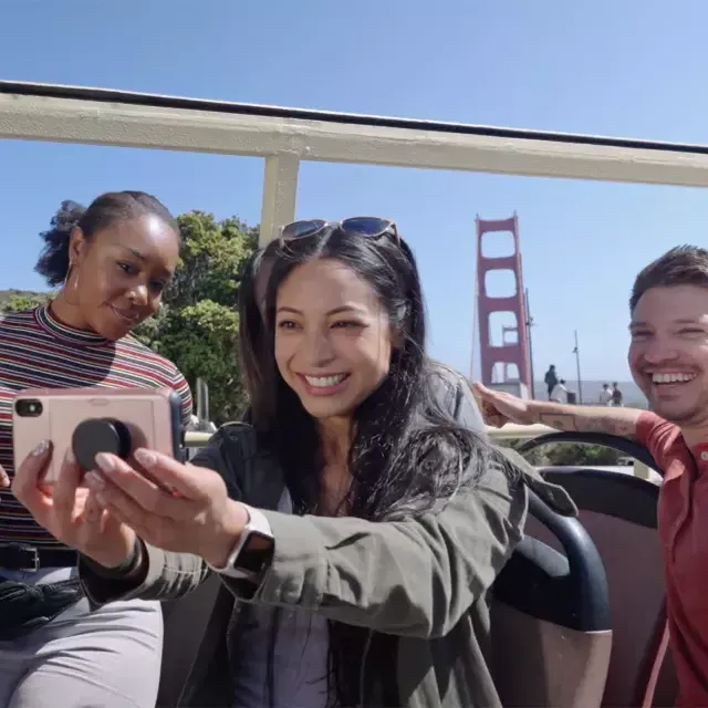 Un gruppo di visitatori si fa un selfie durante un tour in autobus vicino al Golden Gate Bridge. San Francisco, California.